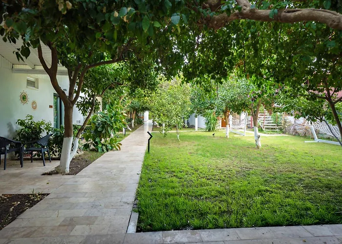 Отель Perast Garden *